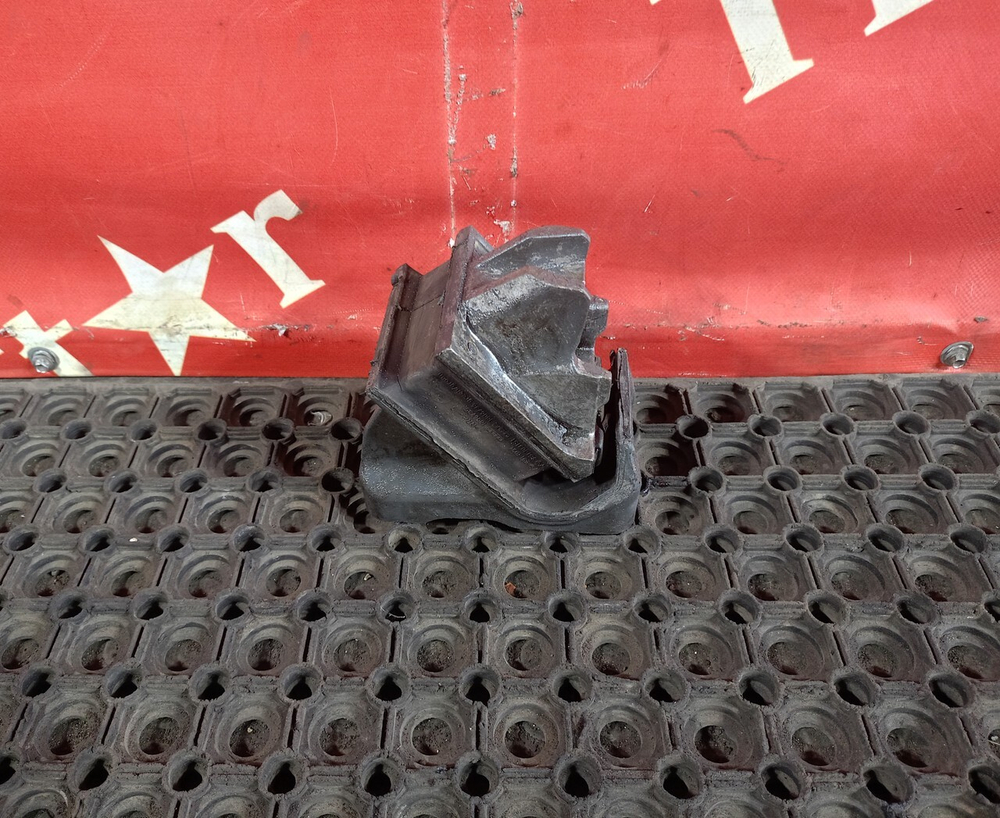 Подушка двигателя передняя