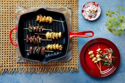 Le Creuset Чугунная сковорода-гриль диаметром 26 см вишневого цвета.
