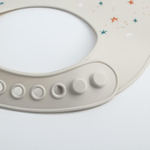 5385560 Нагрудник силиконовый, на кнопках, с карманом «Динозаврик», цвет серый