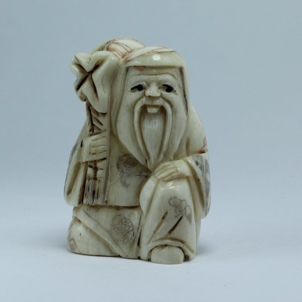 Нэцкэ Фукурокудзю с мешком на плече