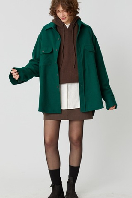 Объемная мужская рубашка зеленого цвета