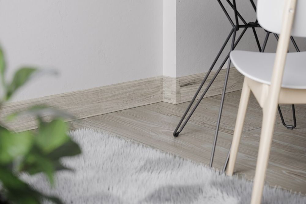 Плинтус Cezar Hi-Line 301 Дуб Тоскана, 2500x75x22 мм