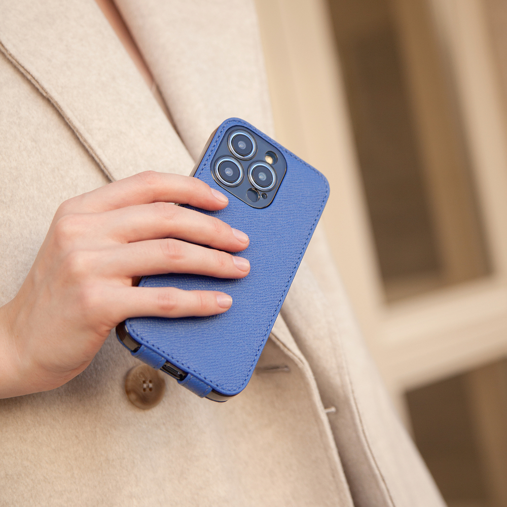 Чехол для iPhone 15 Pro из кожи теленка Safiano ярко синего цвета