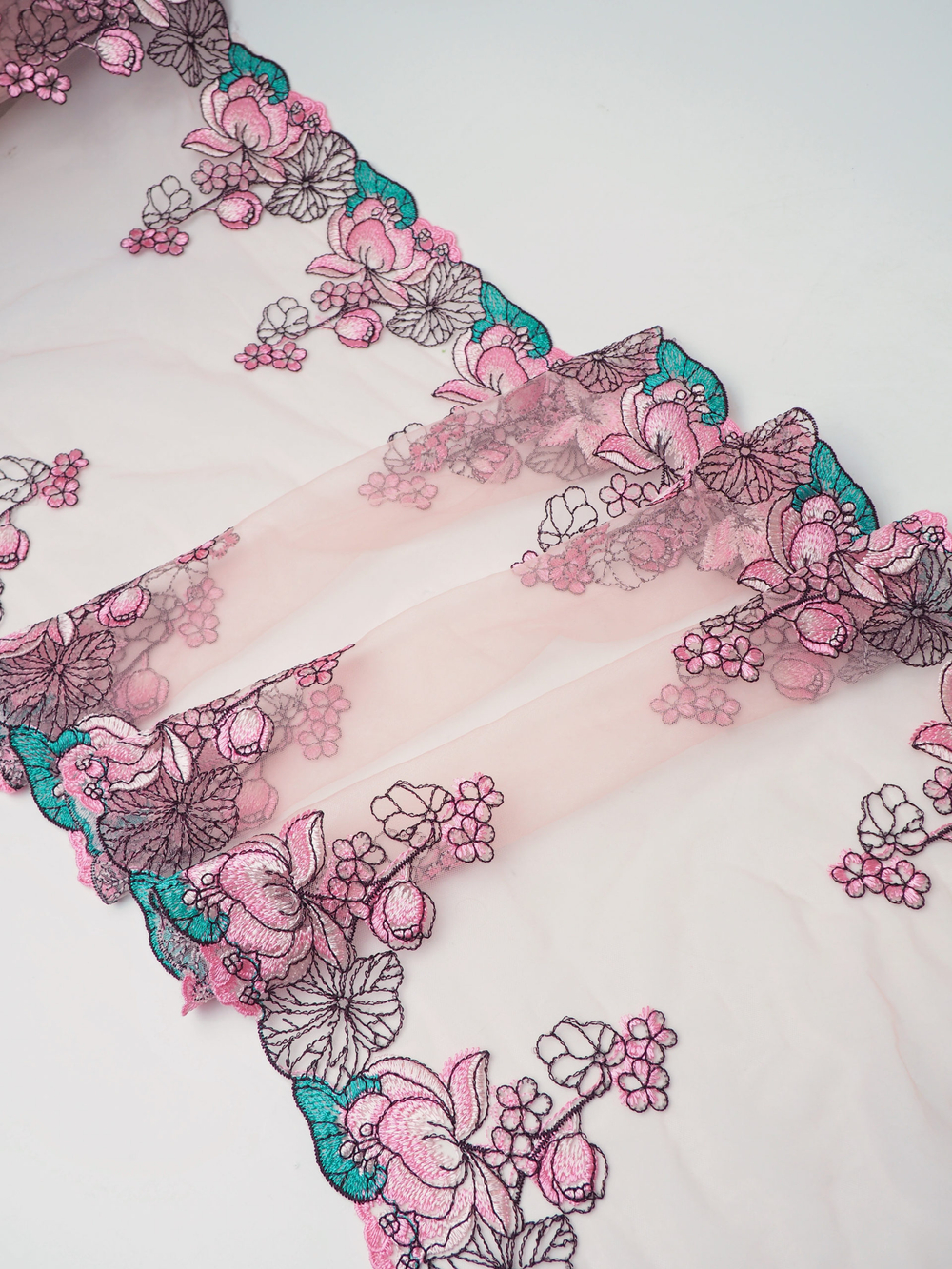 Вышивка на сетке розовая с ментоловым и черным ширина 32 см ОТРЕЗЫ