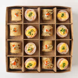 Бокс с рулетиками из креветок с семгой и блинчиками с рийетом из семги горячего копчения