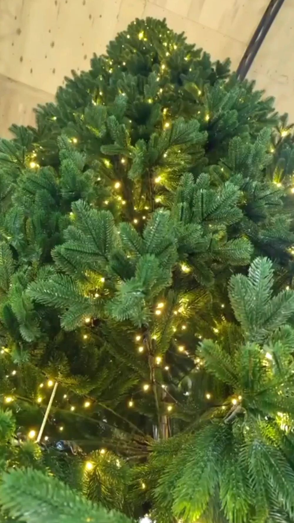 Ствольная елка с гирляндой встроенной «Изящная» (Литая хвоя) от 3 м до 8 м