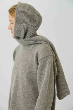 Шарф с капюшоном серого цвета
