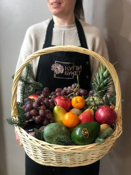 Зимняя подарочная корзина с фруктами