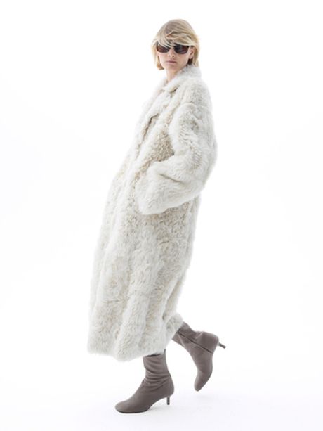 Длинная шуба из овчины в белом цвете
