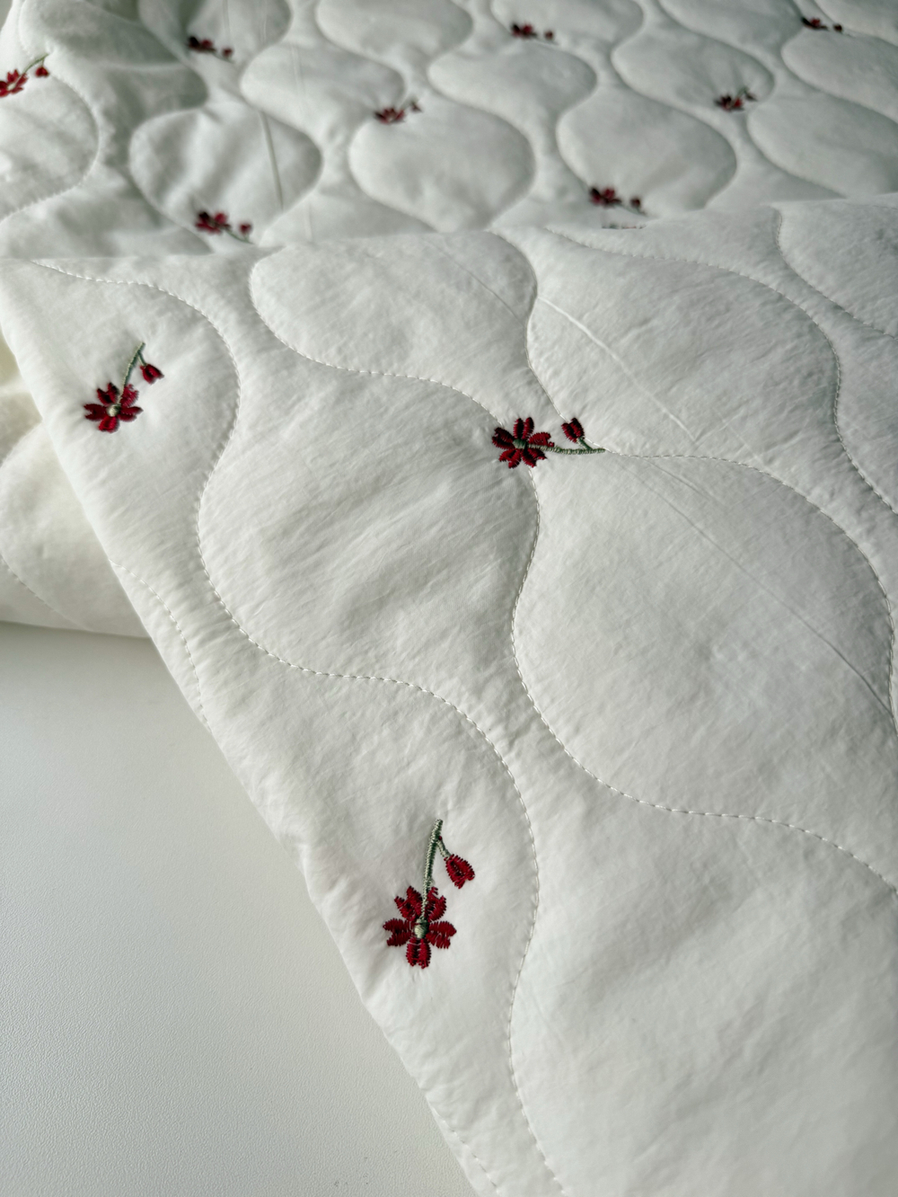 Курточная стежка Красные цветы