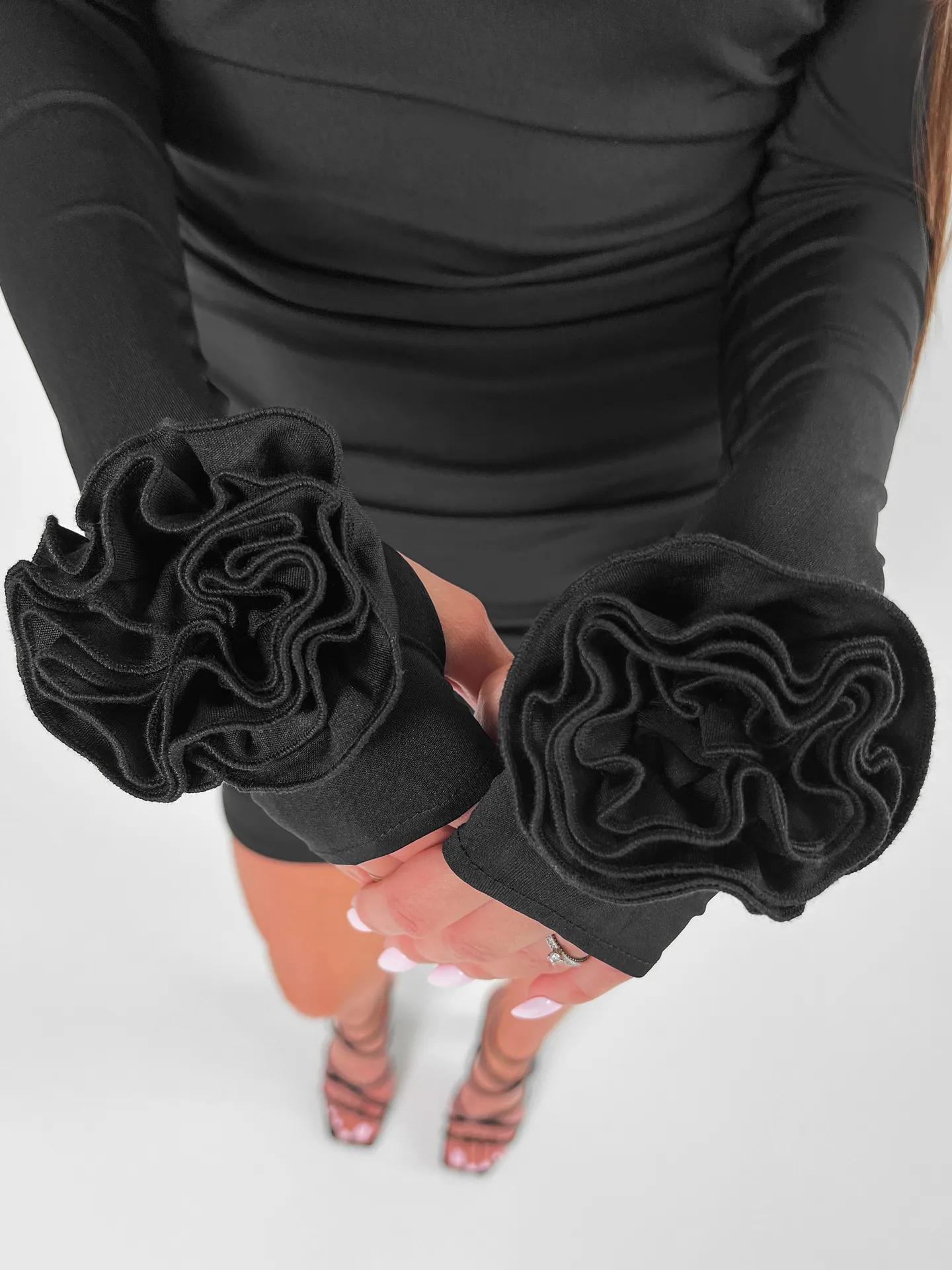 Платье Fashion короткое однотонное с затяжками по бокам и розочками на рукавах