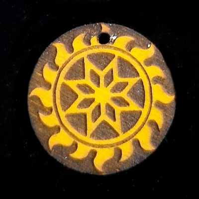 Деревянный оберег "Алатырь" из натурального дерева. Цвет Лиственница. Диаметр 3см. Шнурок 50 см