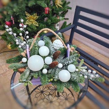 Новогодняя композиция в деревянном ящике