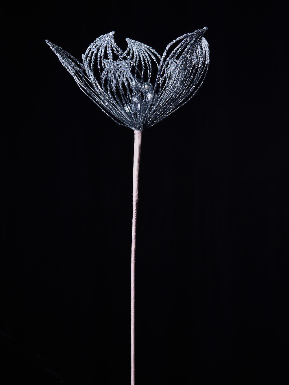 Веточка с цветком 19x52см ChristmasDeLuxe белая/олово