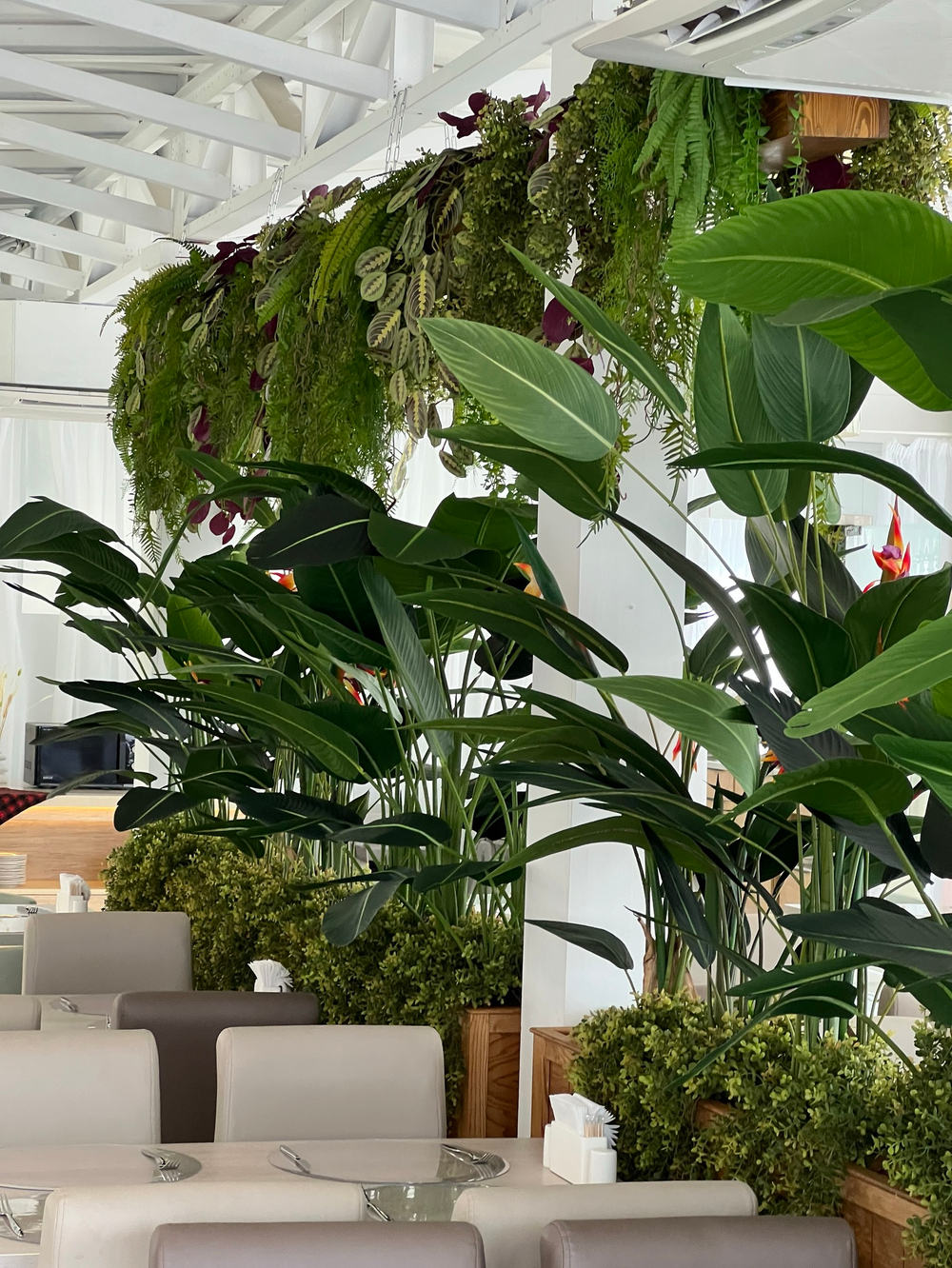 Озеленение искусственными растениями отеля « Бридж Резорт» г.Сочи