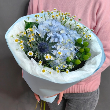 Авторский букет с гортензией и ромашками в "облачке"