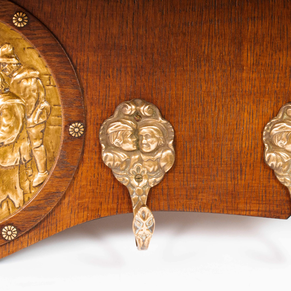 Настенная вешалка с латунной вставкой в классическом стиле