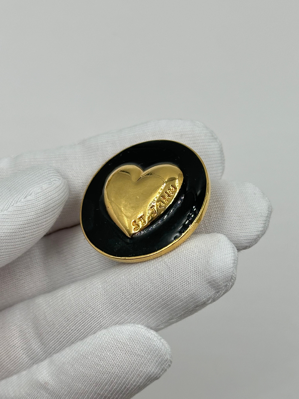 Накладка на пуговицу с сердцем St. John