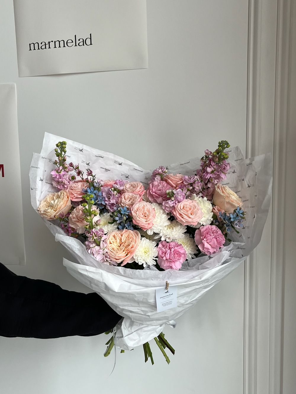 Букет из кустовых пионовидных роз, окипеталума, маттиолы, диантусов и хризантемы