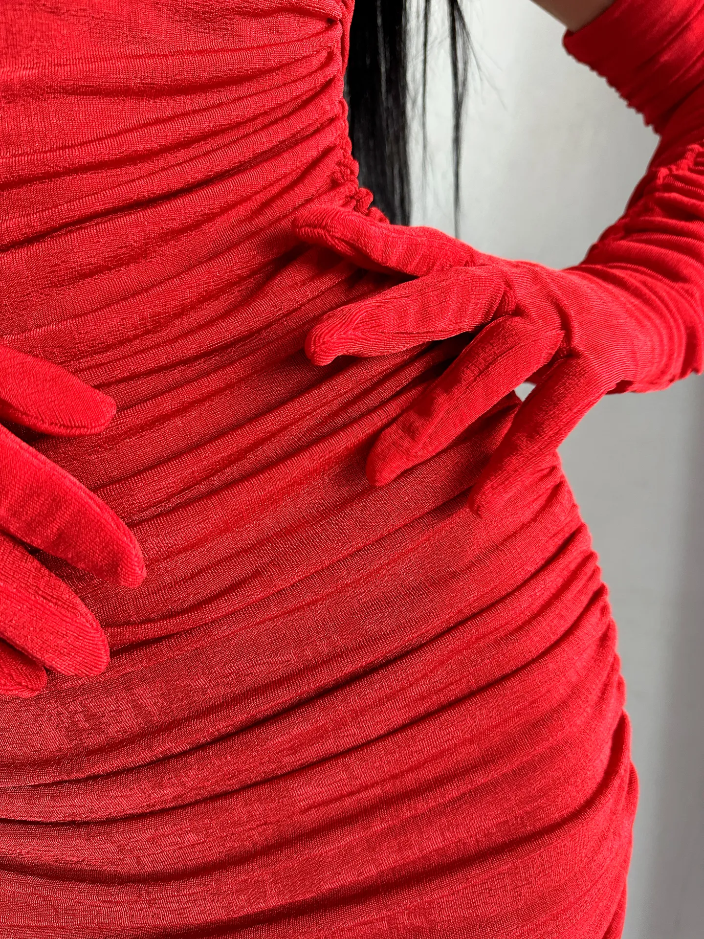 Платье Kikiriki 57859 удлиненное со сборкой по бокам, разрезом сзади и перчатками в комплекте оптом