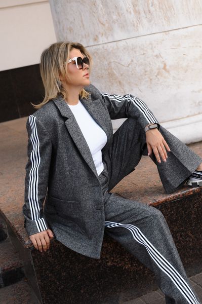 Брючный костюм серый с лампасами