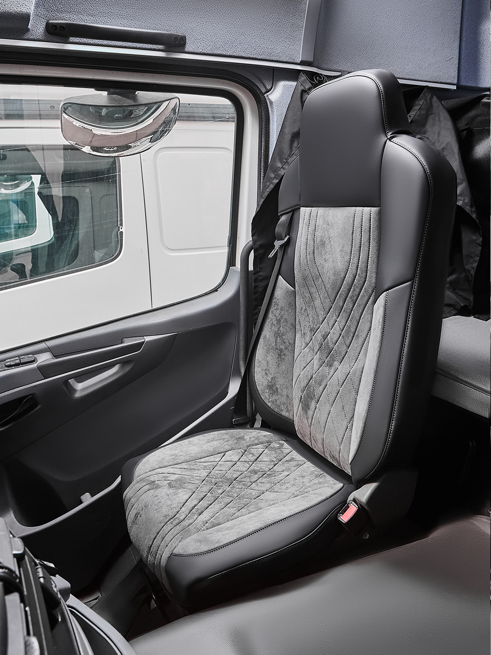 Чехлы Люкс КамАз 5490 K4 с 2014 года (экокожа, черный, серая вставка)