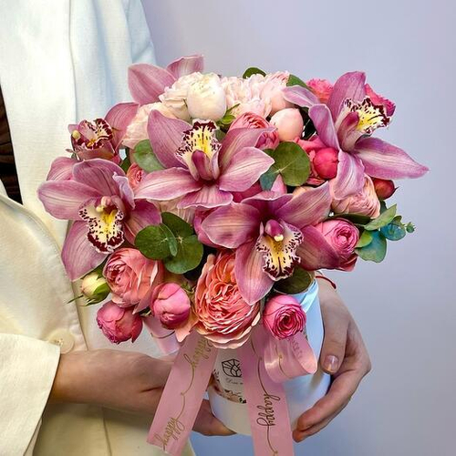 Нежная композиция с пионовидными розами Сильва Пинк и орхидеями Цимбидиум в шляпной коробке. Цветы в коробке 017 Chalet Green