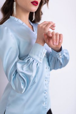 Блуза с рюшами в голубом цвете