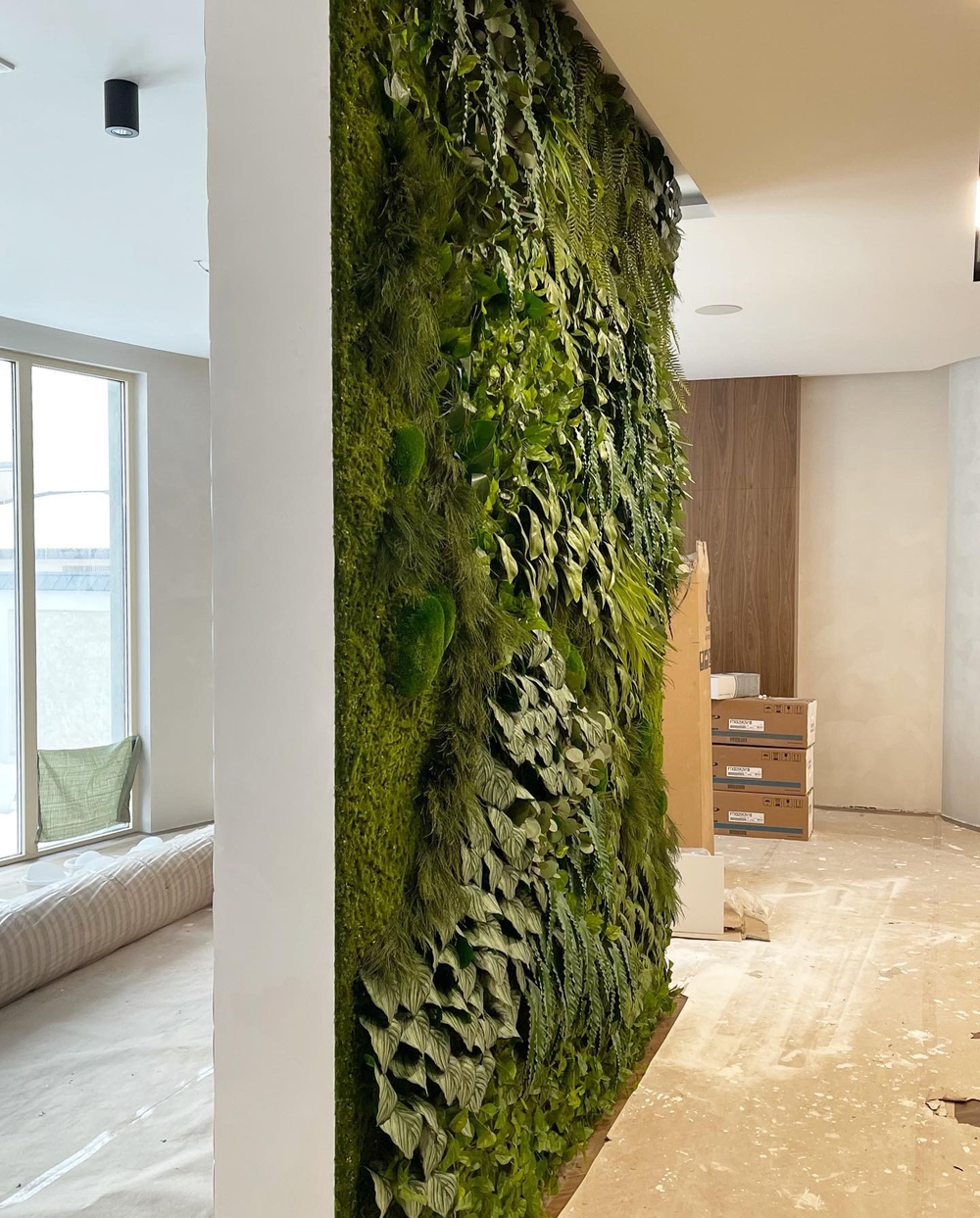 21.02. Вертикальное озеленение искусственными и стабилизированными растениями и мхом.