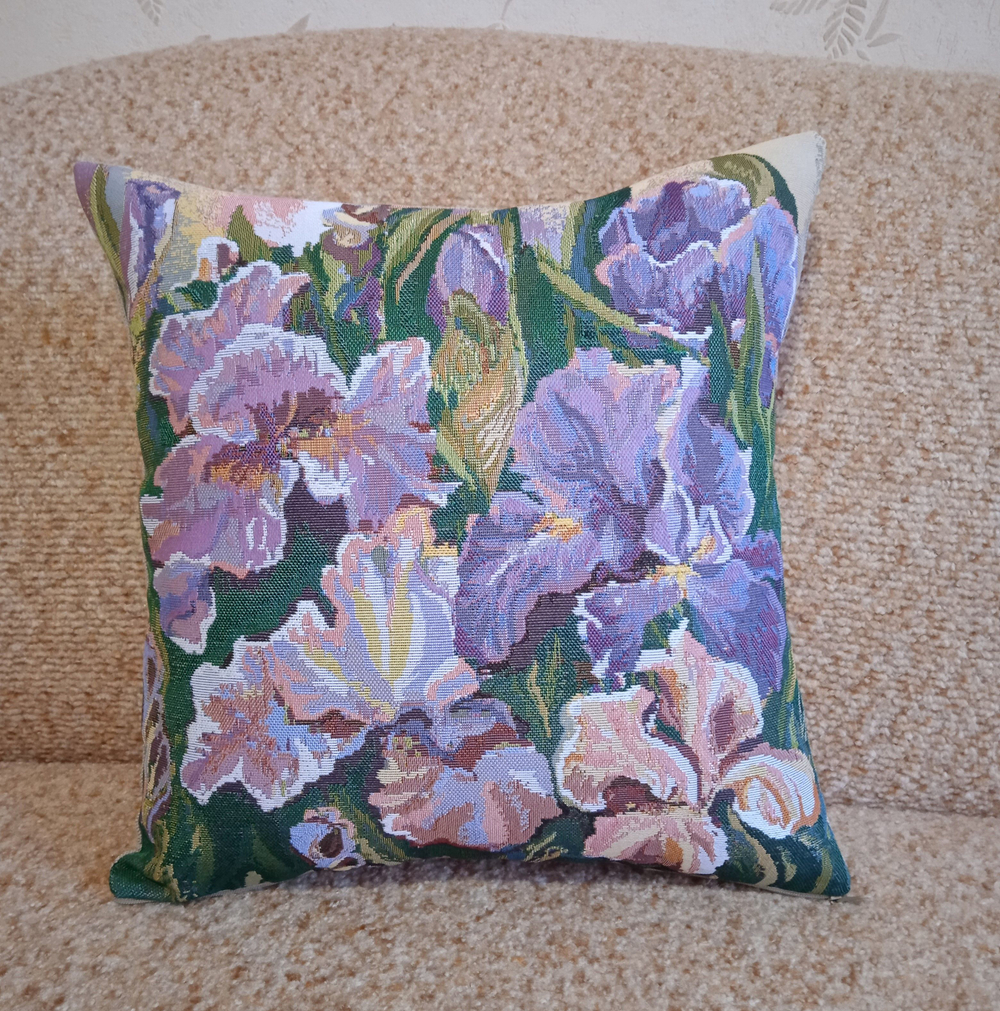 Декоративный гобеленовый чехол для интерьерной подушки Розово-сиреневые ирисы 34*34