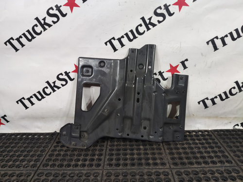 Кронштейн брызговика правого 2020г