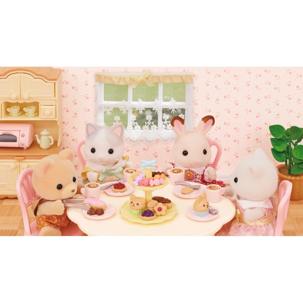 Sylvanian Families - Стол, стулья и много сладостей 5742 / артикул   5742  / GTIN 5054131057421