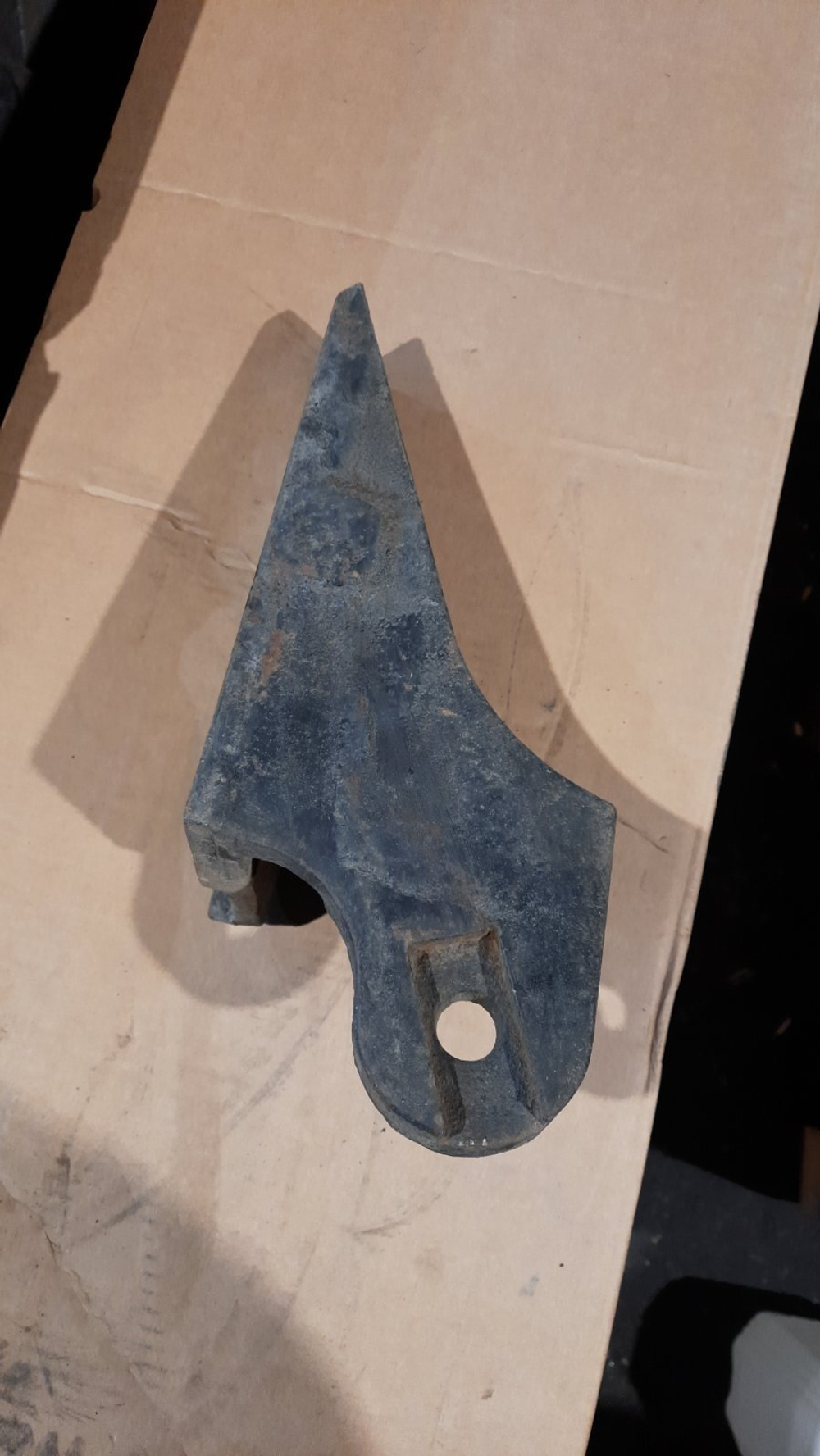 Зуб болтовой 61L8-00500 боковой левый