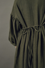 Платье оверсайз с декоративной обработкой на юбке из крапивы цвета хаки