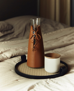 Графин стеклянный в кожаном чехле