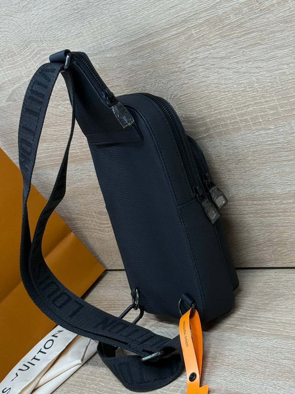 Сумка-слинг Louis Vuitton