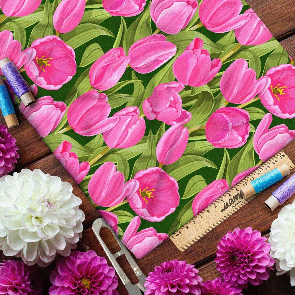 Ткань атлас насыщенные розовые тюльпаны на зелёном фоне