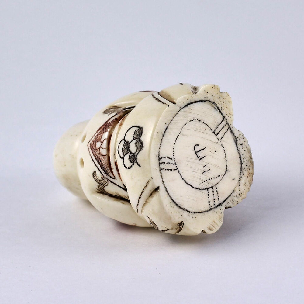 Нэцкэ Мальчик Карако с цветами