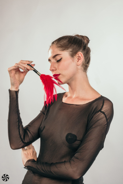 Тиклер Burlesque Plume Red