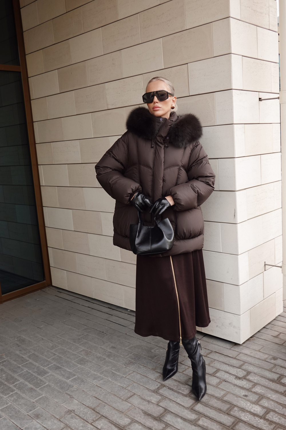 Пуховик с акцентными карманами и капюшоном