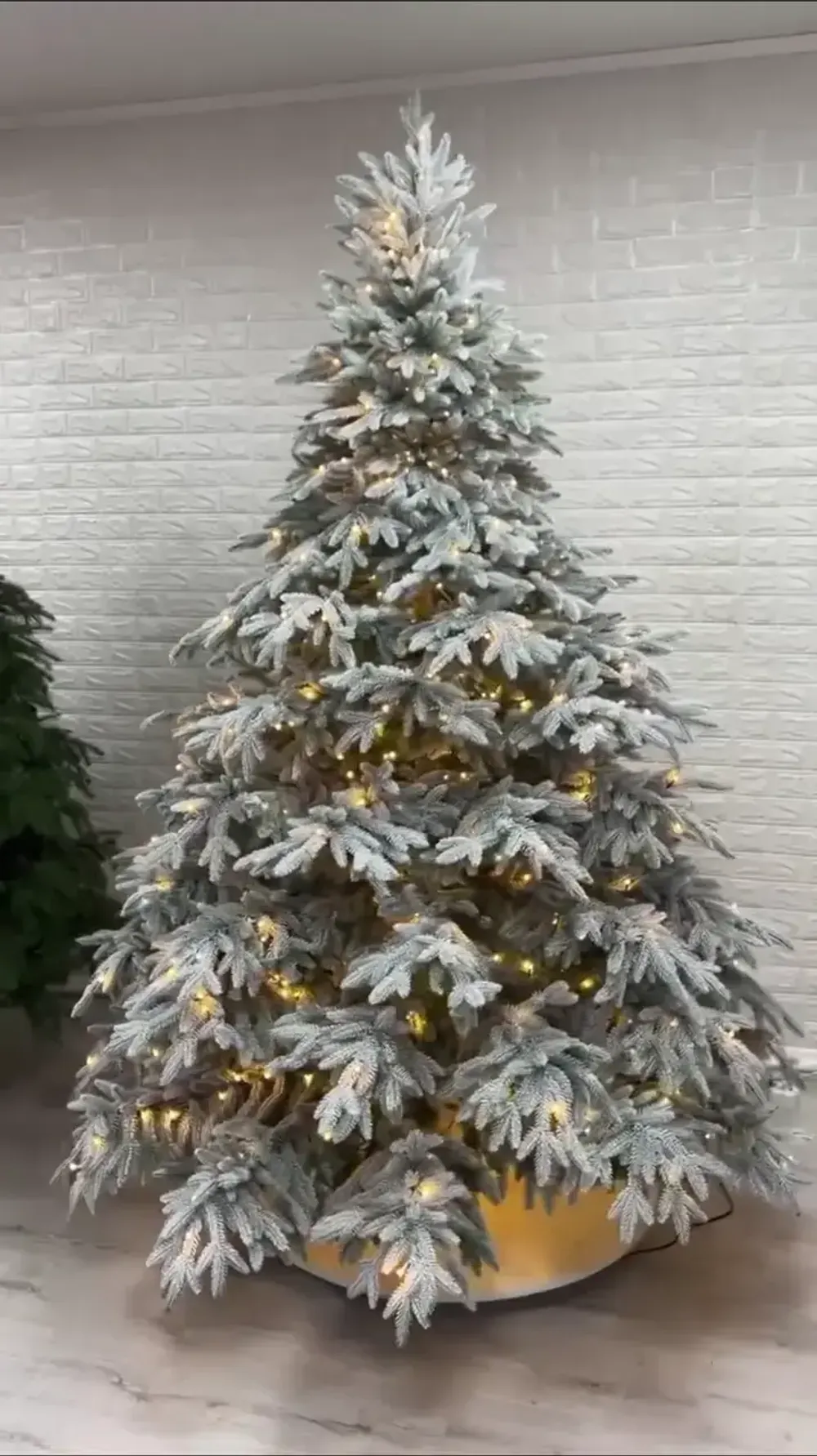 Заснеженная елка с гирляндой «Престиж» (Литая хвоя) 2.7 м