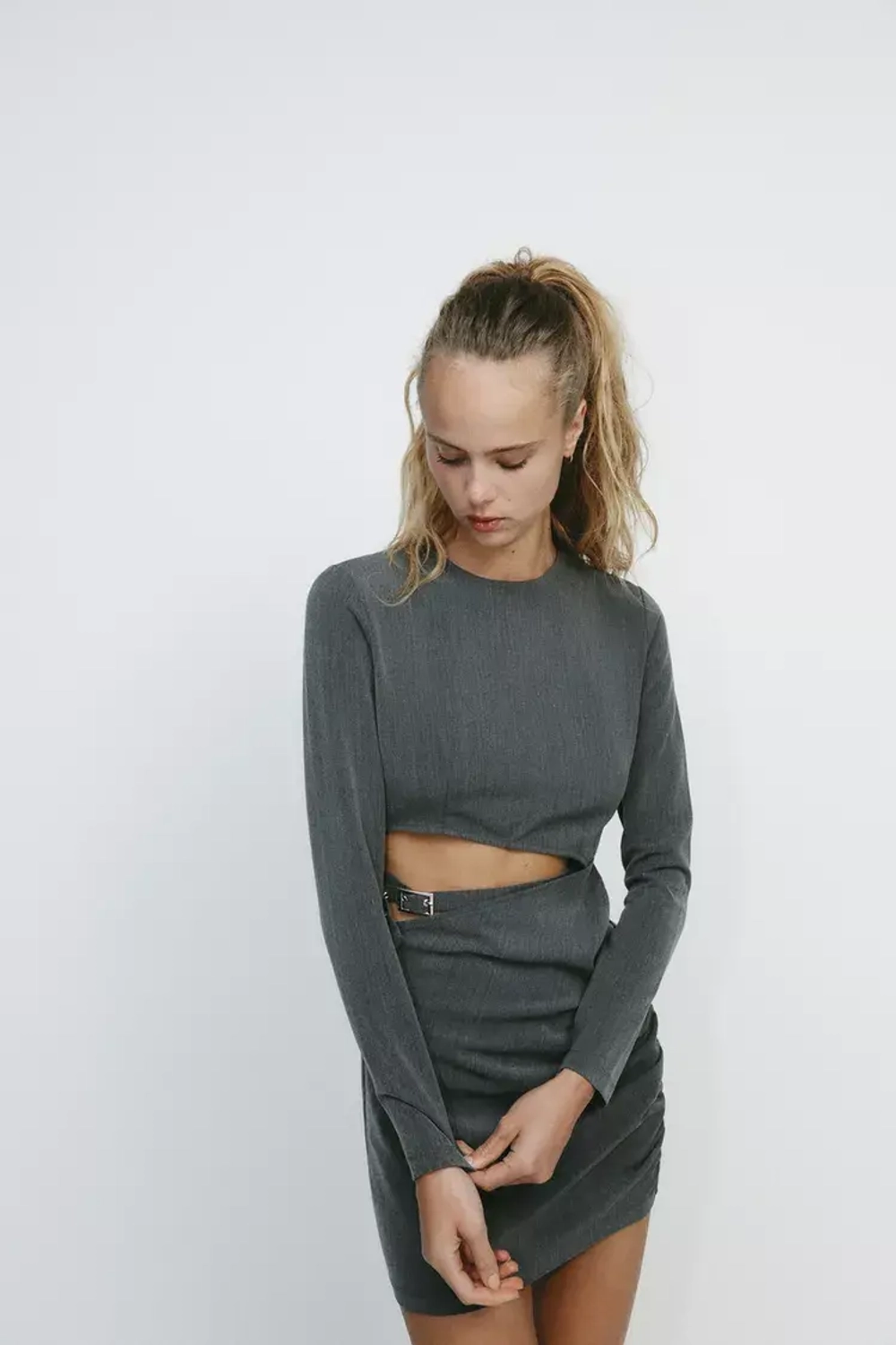 ZARA ПЛАТЬЕ С ВЫРЕЗАМИ И ХЛЯСТИКОМ, СЕРЫЙ