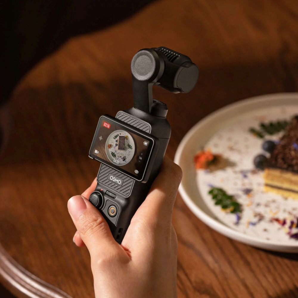 Экшн-камера DJI Osmo Pocket 3 Creator Combo, черная, с 4K видео, стабилизацией и аксессуарами для контента.