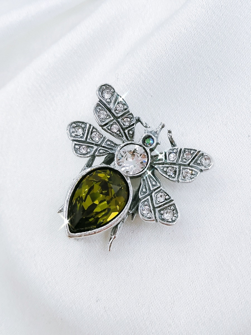 "Це-Це" брошь в серебряном покрытии из коллекции "Эскарабахо" от Jenavi с замком булавка