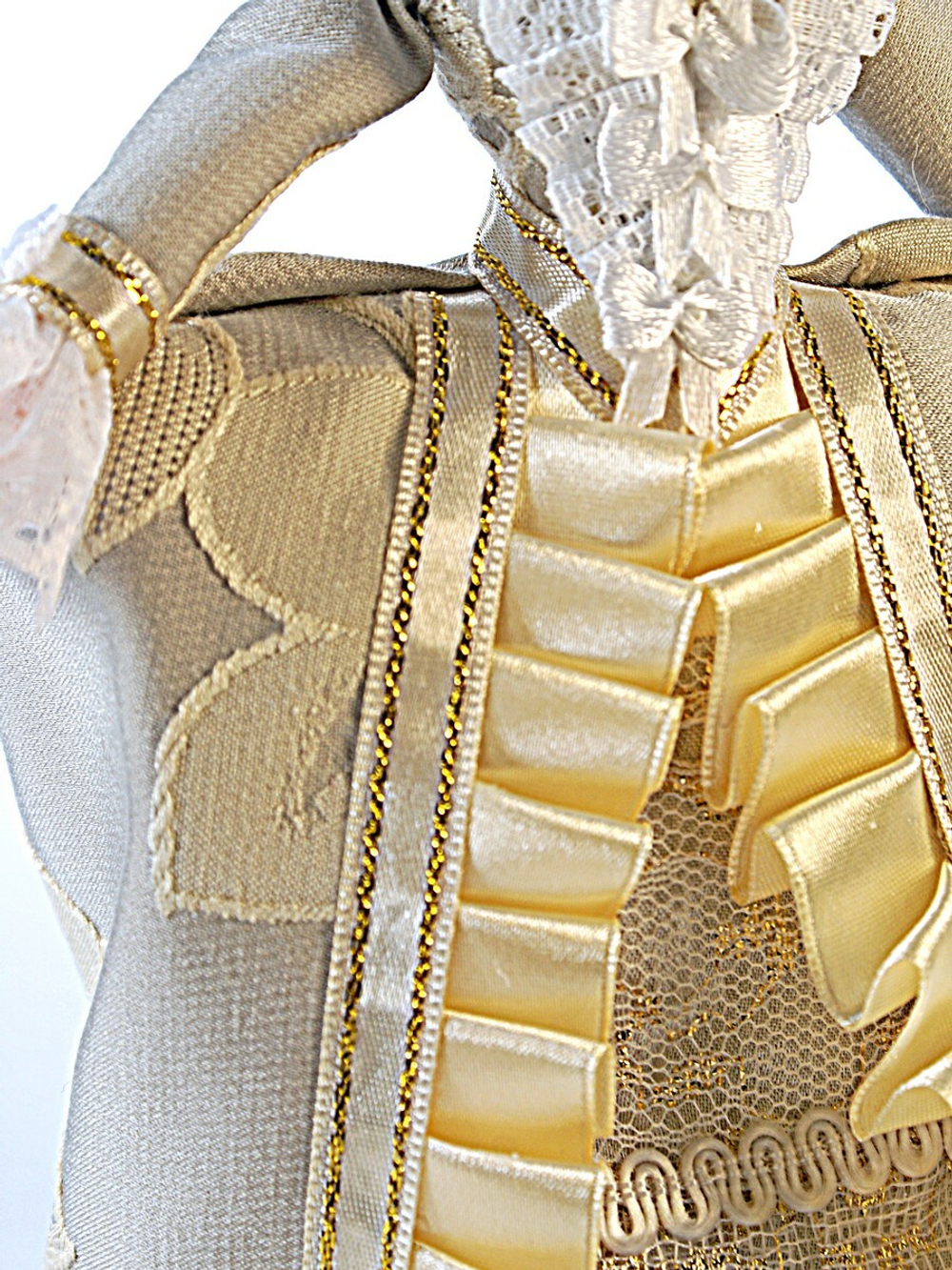 Кукла коллекционная в женском придворном костюме 18 века