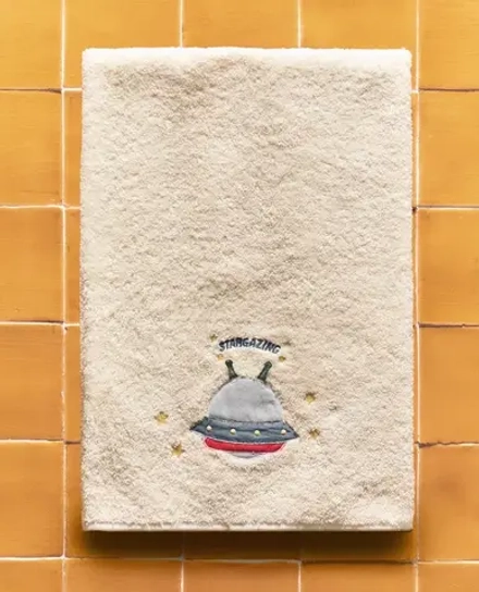 ZARA HOME ДЕТСКОЕ ПОЛОТЕНЦЕ ИЗ МАХРОВОЙ ХЛОПКОВОЙ ТКАНИ С ВЫШИВКОЙ «КОСМОС», ЖЕЛТОВАТО-БЕЛЫЙ