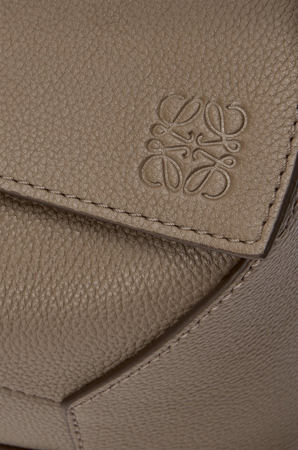 Loewe Маленькая сумка Puzzle Edge из мягкой зернистой телячьей кожи, серо-коричневый