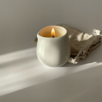 Массажная свеча «Сандал и кокос» в керамическом стакане