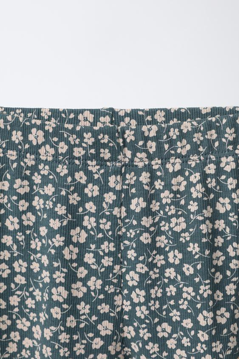 ZARA КОМПЛЕКТ ИЗ ФУТБОЛКИ И ЛЕГИНСОВ С ЦВЕТОЧНЫМ ПРИНТОМ, НЕФТЯНОЙ