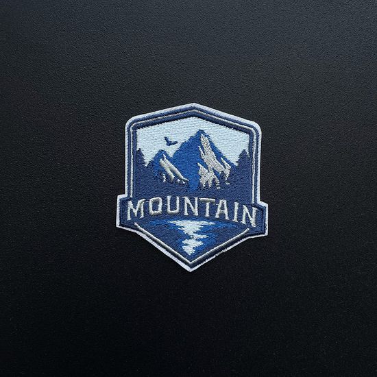 Нашивка термоаппликация на одежду и  на рюкзак. Mountain. Горы. Путешествия